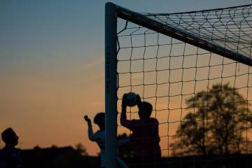 维拉真核标价1亿镑！三大豪门争夺，阿森纳领跑（配图示意）